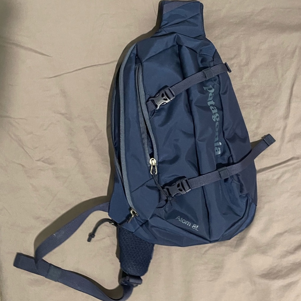 Like New Patagonia Atom Sling Bag 8L in Classic Navy